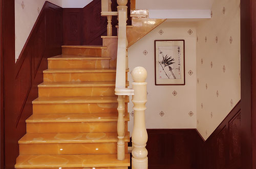 都匀中式别墅室内汉白玉石楼梯的定制安装装饰效果